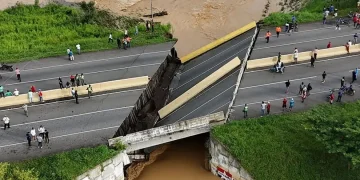 Un puente en la principal autopista del oeste de Venezuela colapsa tras las intensas lluvias