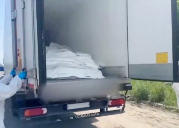 Muestran frigoríficos con cuerpos de militares ucranianos abatidos que Moscú entregará a Kiev