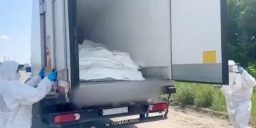 Muestran frigoríficos con cuerpos de militares ucranianos abatidos que Moscú entregará a Kiev