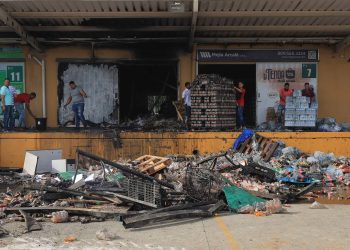 La nave incendiada en el Merca Santo Domindo será sometida a demolición