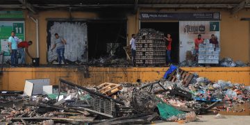 La nave incendiada en el Merca Santo Domindo será sometida a demolición