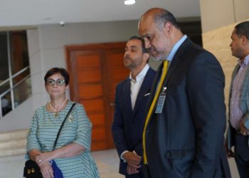 Antonio y Maribel Espaillat salen de la carcelita de Ciudad Nueva