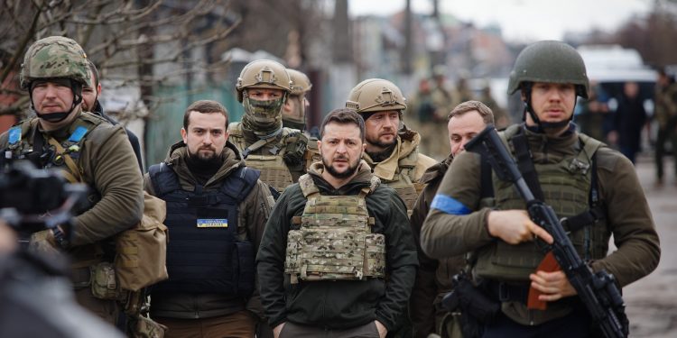 Zelensky anunció cambios en la cúpula militar ucraniana mientras Putin recrudece los ataques rusos en Sumi