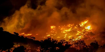 Incendio fuera de control obliga a evacuar hoteles y viviendas en la isla griega de Creta