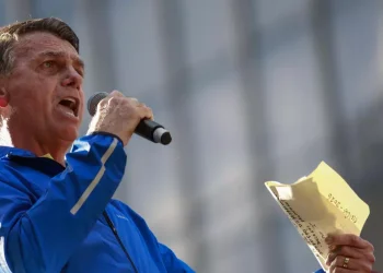 La Justicia brasileña impone a Bolsonaro la tobillera electrónica y le prohíbe usar redes sociales