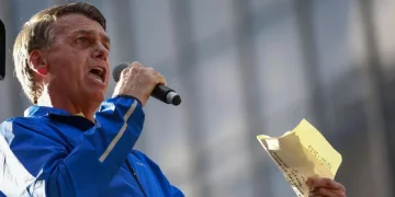 La Justicia brasileña impone a Bolsonaro la tobillera electrónica y le prohíbe usar redes sociales