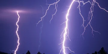 Tres personas, incluido un niño, mueren por el impacto de un rayo en Rusia