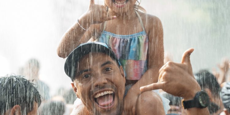 Bomberos del DN empapan de alegría con su Manguerazo del Verano en el parque Iberoamérica