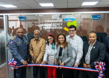 Alcalde Ramón Candelaria encabeza inauguración del Quiosco del Registro Mercantil en Boca Chica