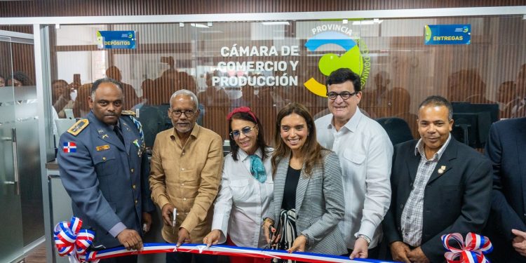 Alcalde Ramón Candelaria encabeza inauguración del Quiosco del Registro Mercantil en Boca Chica