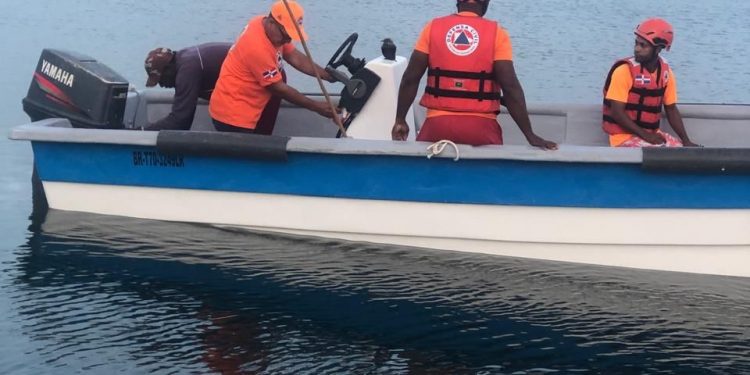 Rescatan a 17 personas tras naufragio en costas de La Altagracia