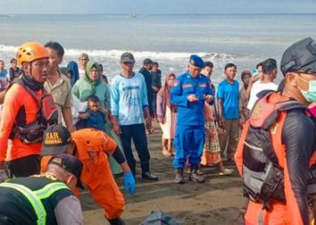 Barco se hunde en Indonesia, 4 muertos y 40 desaparecidos
