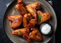 En el Día Mundial de las alitas de pollo, te contamos la historia de este famoso plato