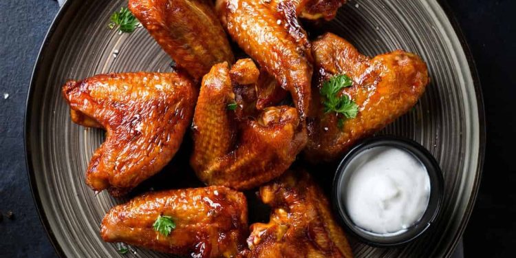 En el Día Mundial de las alitas de pollo, te contamos la historia de este famoso plato