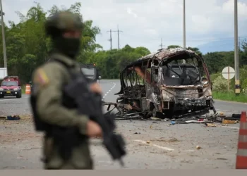 Una mujer muerta y 3 policías heridos por explosión de carro bomba en Colombia