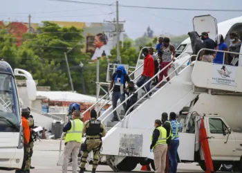 Haitianos deportados por financiar grupos criminales serán detenidos al llegar al país