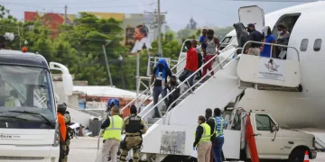 Haitianos deportados por financiar grupos criminales serán detenidos al llegar al país