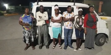 Detienen a mujer que transportaba a 11 haitianos indocumentados en un minibús en Bahoruco
