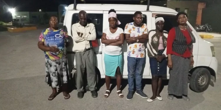 Detienen a mujer que transportaba a 11 haitianos indocumentados en un minibús en Bahoruco