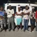 Detienen a mujer que transportaba a 11 haitianos indocumentados en un minibús en Bahoruco