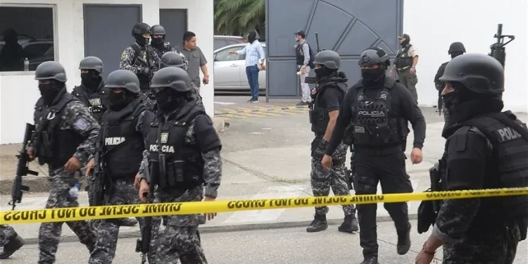 Hallan cinco cadáveres maniatados y enterrados en zona costera de Ecuador