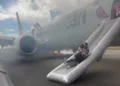 Evacúan un avión de pasajeros en EEUU por incendio en los frenos