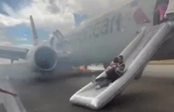 Evacúan un avión de pasajeros en EEUU por incendio en los frenos