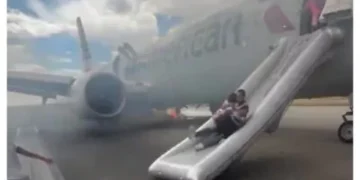 Evacúan un avión de pasajeros en EEUU por incendio en los frenos