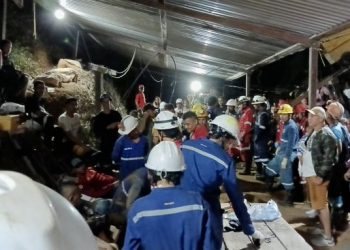 Rescatan a 18 mineros que estuvieron 17 horas atrapados en mina en Colombia
