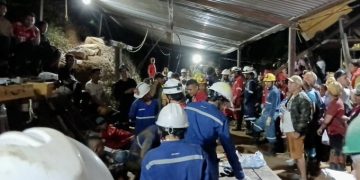 Rescatan a 18 mineros que estuvieron 17 horas atrapados en mina en Colombia