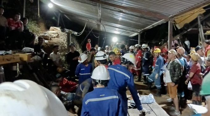 Rescatan a 18 mineros que estuvieron 17 horas atrapados en mina en Colombia
