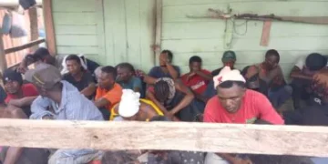 Ejército detiene 28 haitianos ilegales escondidos en el patio de una propiedad en Dajabón