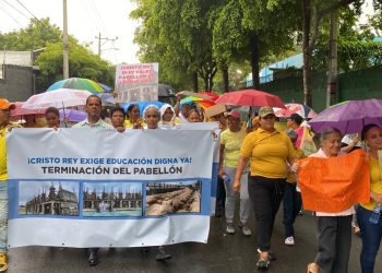 Bajo lluvia padres marchan por terminación de pabellón de la secundaria en Escuela Cristo Rey