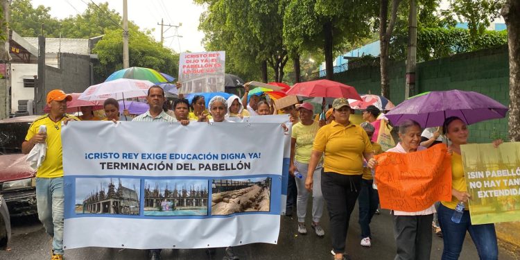 Bajo lluvia padres marchan por terminación de pabellón de la secundaria en Escuela Cristo Rey