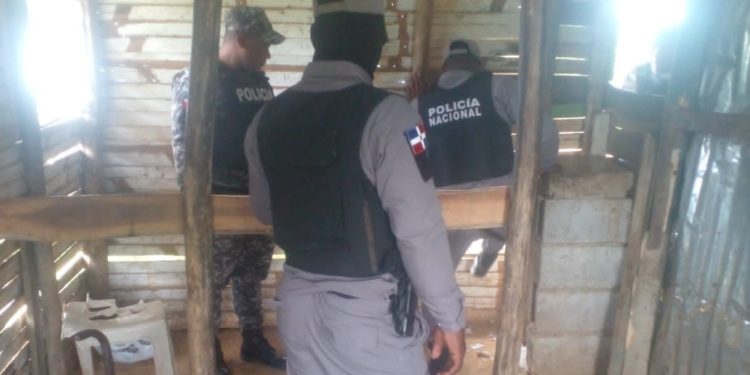 Policía ocupa armas ilegales, narcóticos y máquinas tragamonedas durante operativos simultáneos en Villa Mella y La Victoria, SDN