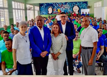 Ricardo Nieves imparte charla motivacional a internos en etapa final de condena en Najayo Hombres