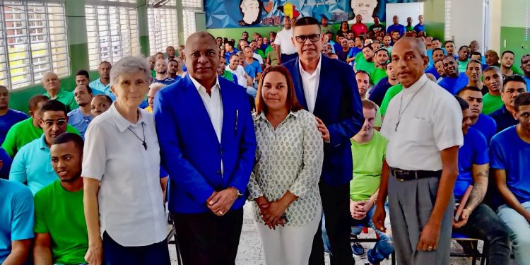 Ricardo Nieves imparte charla motivacional a internos en etapa final de condena en Najayo Hombres