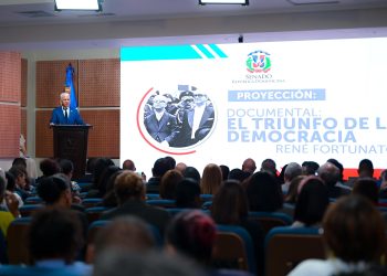 Senado presenta documental “El Triunfo de la Democracia” del cineasta René Fortunato