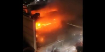 Mueren más de 60 personas en un incendio en un centro comercial en Irak