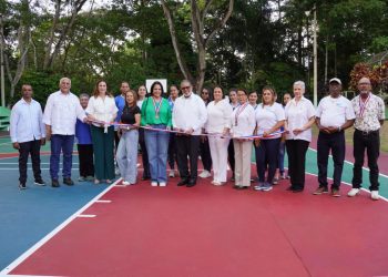 Desarrollo de la Comunidad acondiciona cancha deportiva en Salcedo