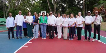 Desarrollo de la Comunidad acondiciona cancha deportiva en Salcedo