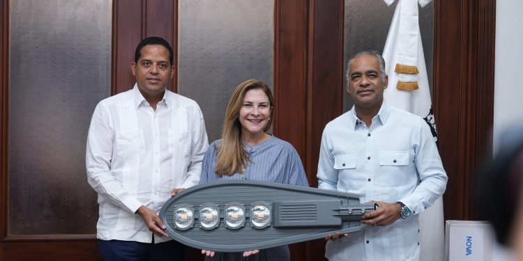 Donan 1,000 lámparas para reforzar alumbrado público de la capital