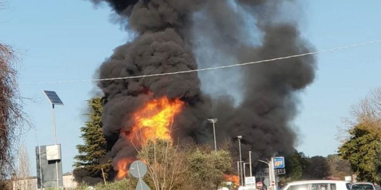 Una treintena de heridos por la violenta explosión de una gasolinera en Roma