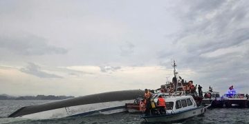 Más de 28 personas murieron y varias están desaparecidas tras el naufragio de un barco turístico en Vietnam