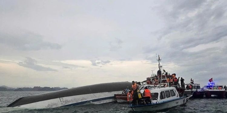 Más de 28 personas murieron y varias están desaparecidas tras el naufragio de un barco turístico en Vietnam