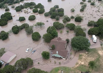 El número de muertos por las inundaciones en Texas aumentan  a 82, mientras  continúa la búsqueda de desaparecidos