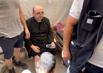 Fue atacada la única iglesia católica de Gaza: dos muertos y seis heridos, entre ellos el párroco Gabriel Romanelli