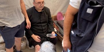 Fue atacada la única iglesia católica de Gaza: dos muertos y seis heridos, entre ellos el párroco Gabriel Romanelli