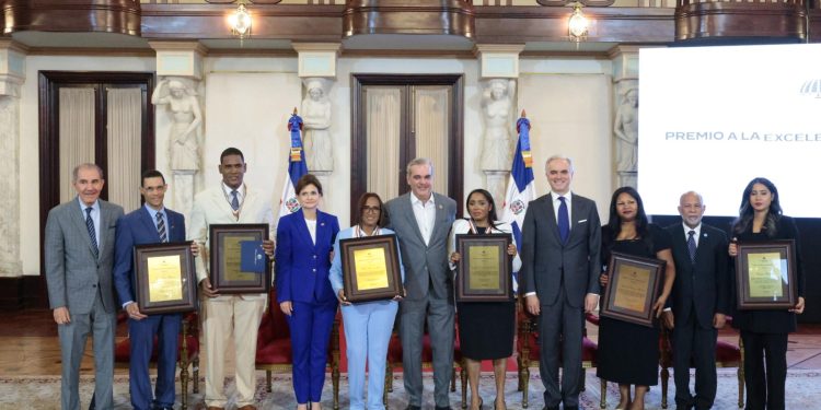 Gobierno entrega Premio a la Excelencia Magisterial y Premio a la Excelencia Docente Universitaria