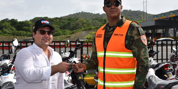 RD Vial dona 15 motocicletas a Comipol para reforzar asistencia en las carreteras